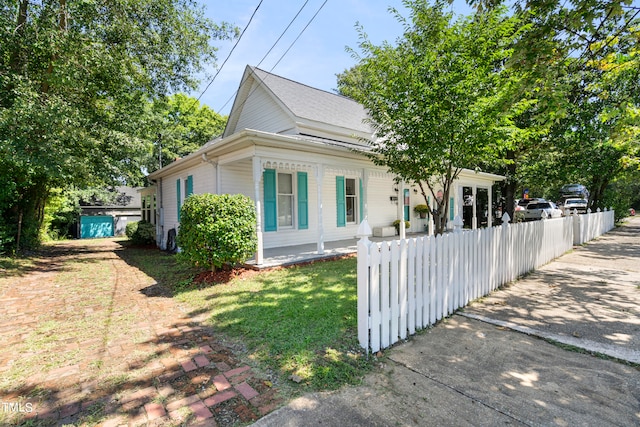 view of front of property with a front lawn