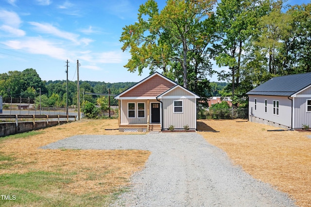 view of front of home with an outdoor structure and a front yard