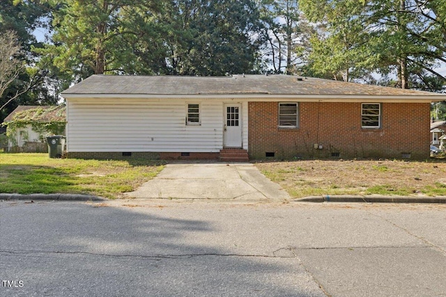 view of front facade featuring a front yard