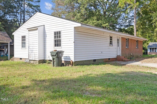 view of front facade with a front yard