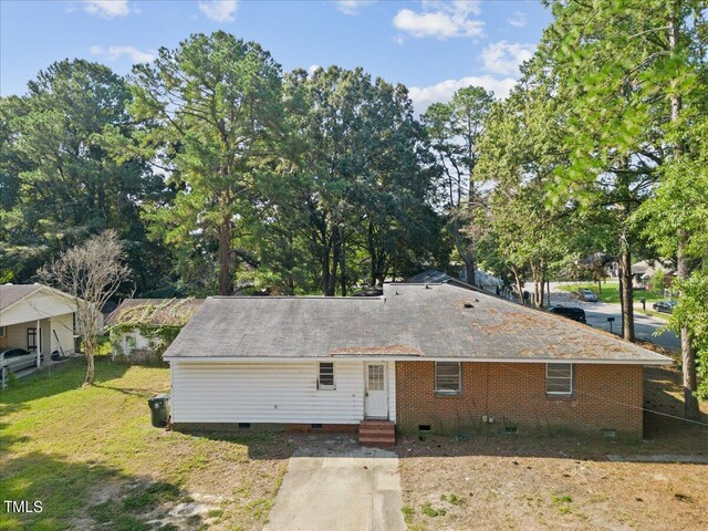 view of front of home with a front yard