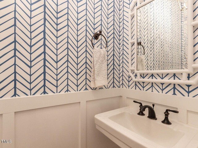 bathroom featuring sink