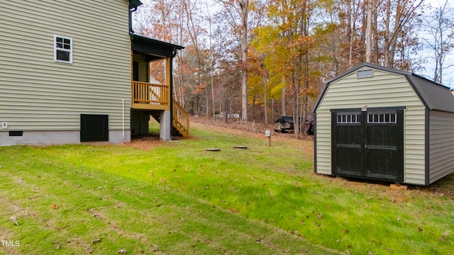 view of yard featuring a storage unit