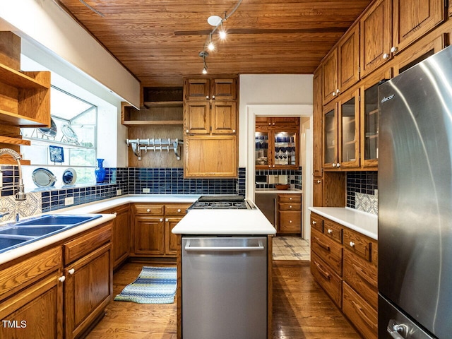 kitchen with sink, wood ceiling, tasteful backsplash, appliances with stainless steel finishes, and a kitchen island