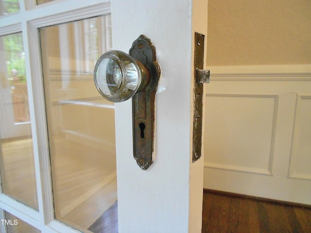 room details featuring hardwood / wood-style flooring