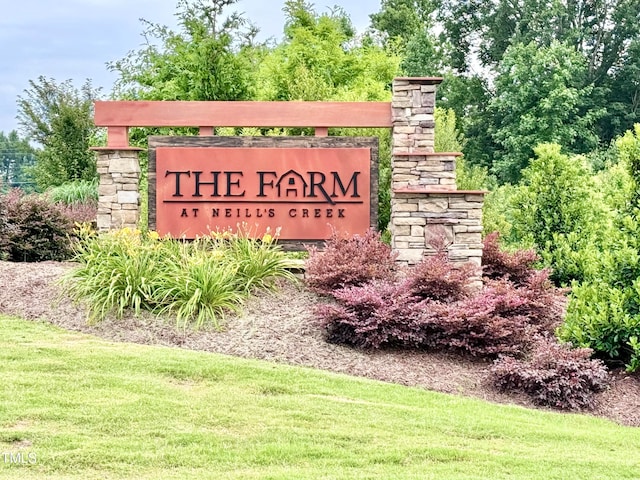 community sign featuring a lawn