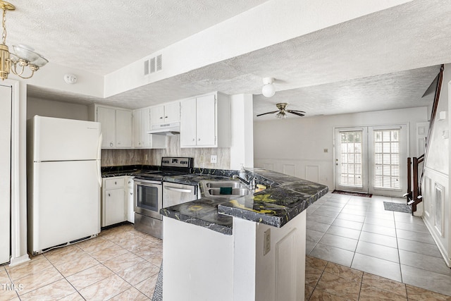 kitchen with stainless steel electric range oven, white fridge, kitchen peninsula, sink, and ceiling fan