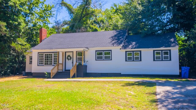 ranch-style house featuring a front lawn