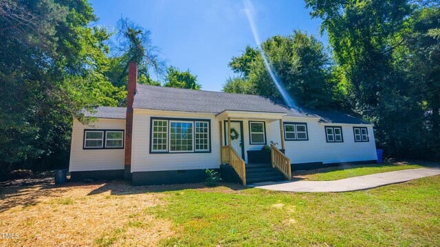 single story home featuring a front yard