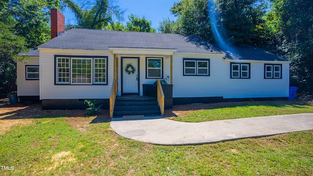 single story home with a front lawn