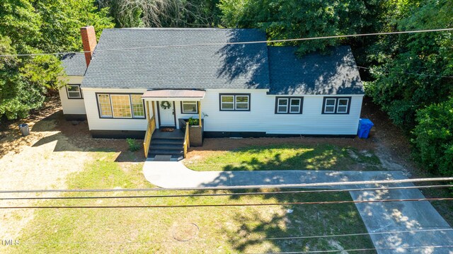 view of front of property featuring a front lawn