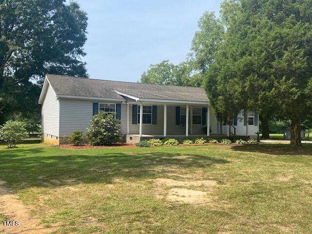 view of front facade featuring a front lawn