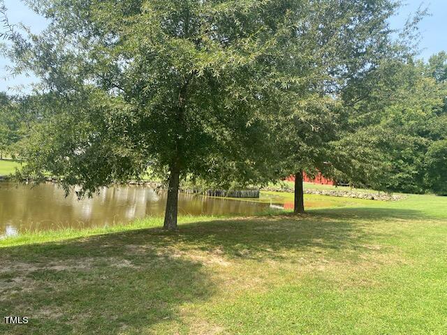 view of yard featuring a water view