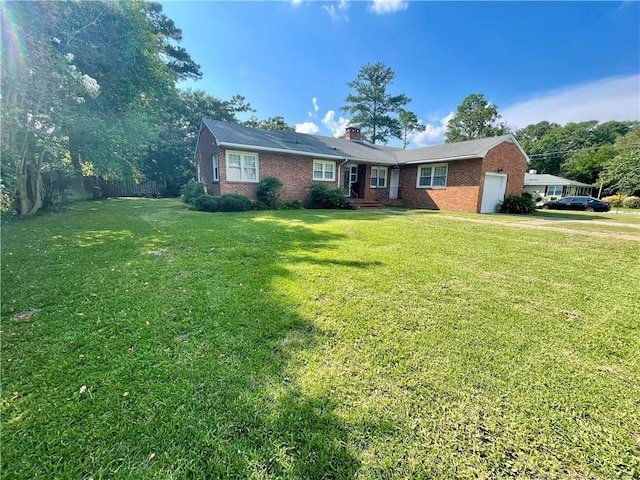 ranch-style home featuring a front lawn