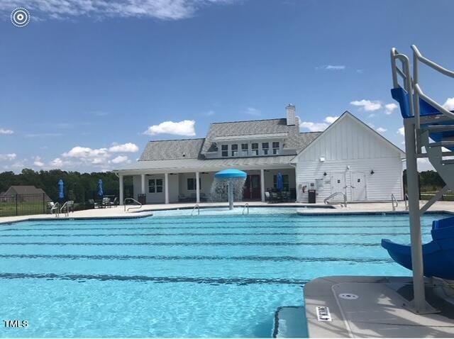 view of swimming pool