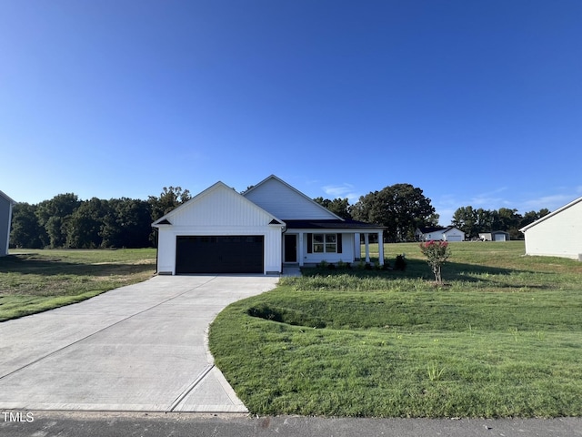 view of front facade featuring a garage and a front yard