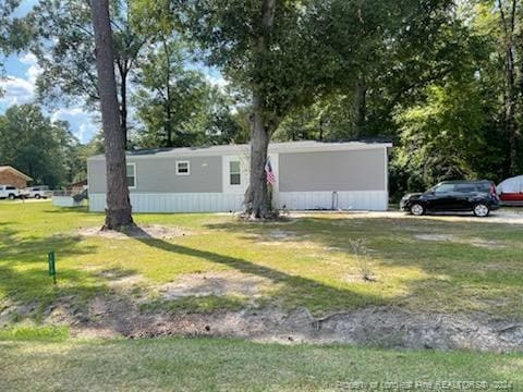 manufactured / mobile home featuring a front yard