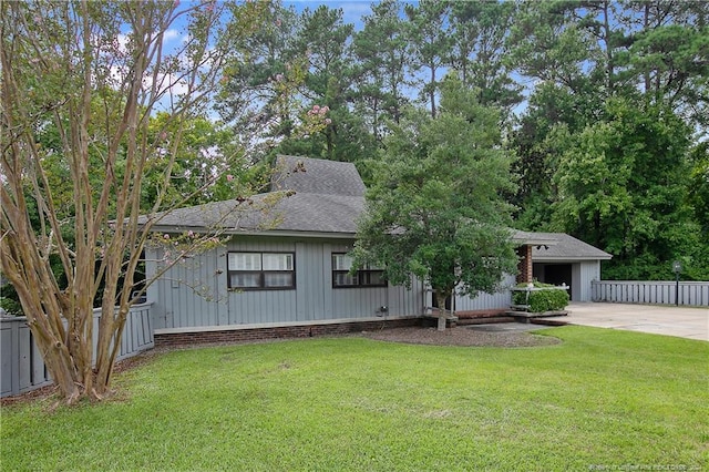 view of front of property featuring a front yard