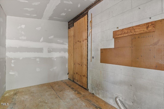 bathroom featuring concrete flooring