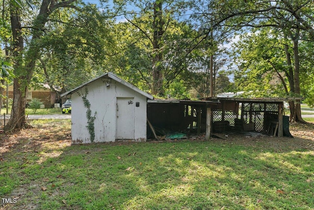 view of outdoor structure featuring a yard