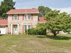 view of front of home featuring a front yard