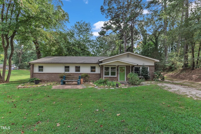 single story home with a front lawn