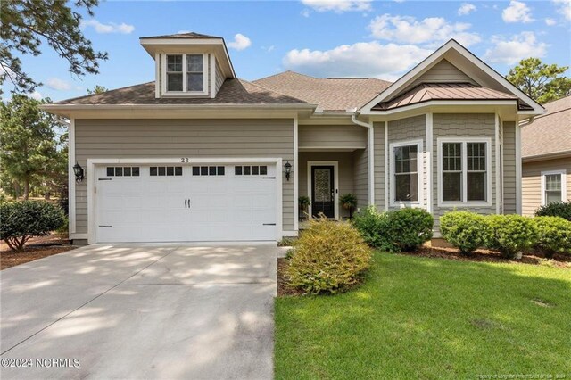 view of front of property featuring a front lawn