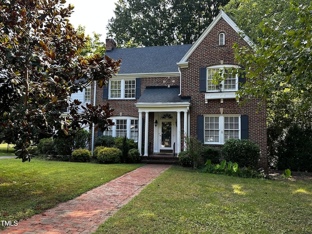 view of front of house featuring a front lawn