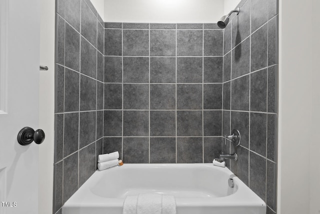 bathroom with tiled shower / bath combo