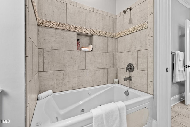 bathroom featuring tiled shower / bath