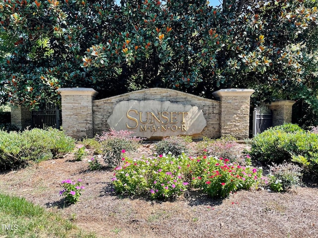 view of community / neighborhood sign