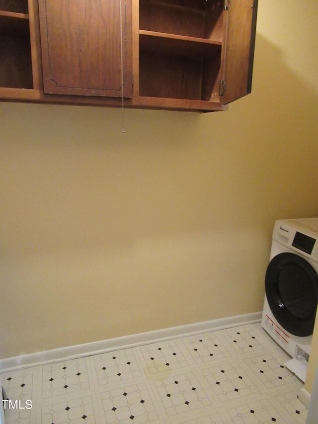 laundry area featuring cabinets and washer / dryer