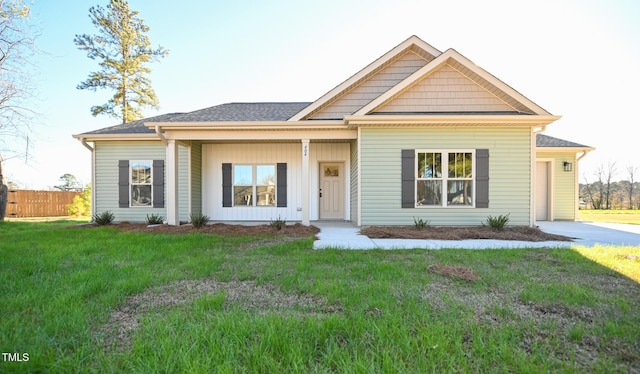 view of front of house featuring a front lawn