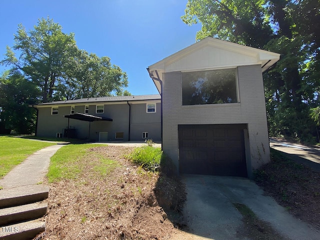 view of front facade with a garage and a front yard