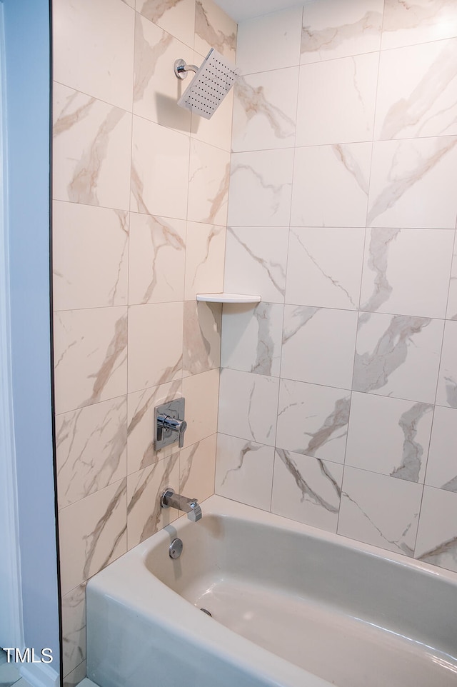 bathroom with tiled shower / bath combo