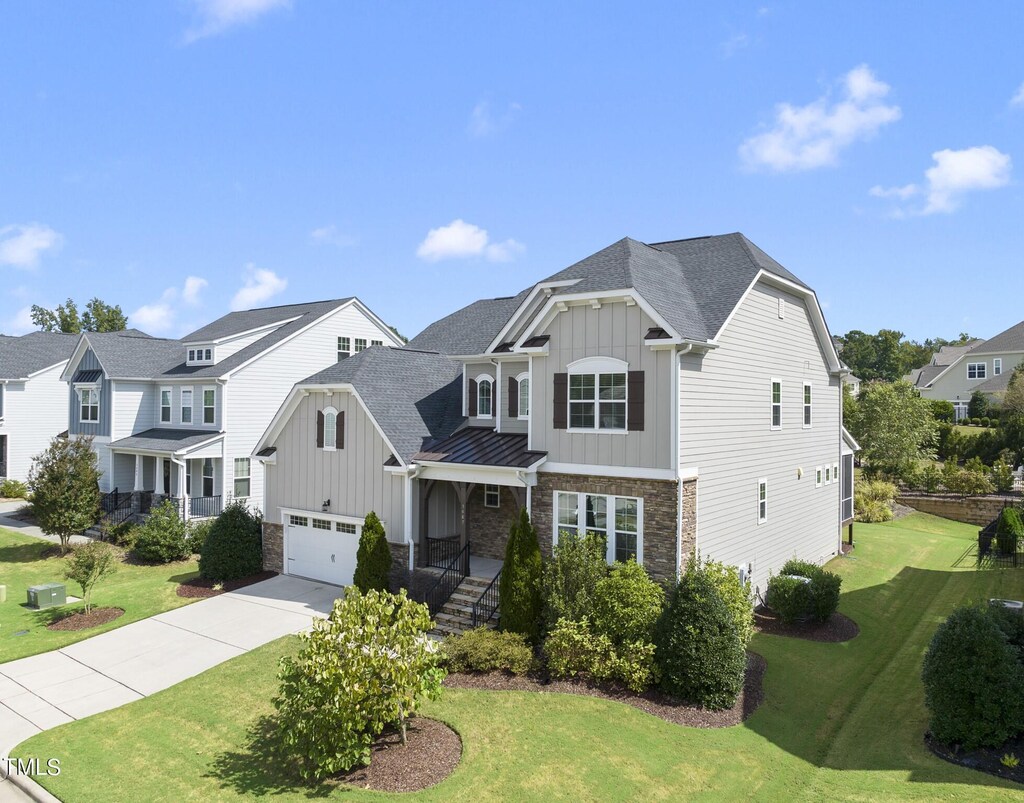 view of front of house featuring a front lawn and a garage