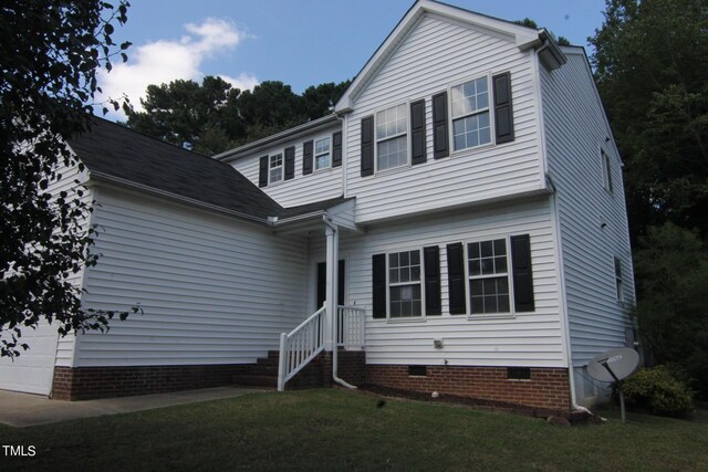 view of front facade featuring a front yard and a garage