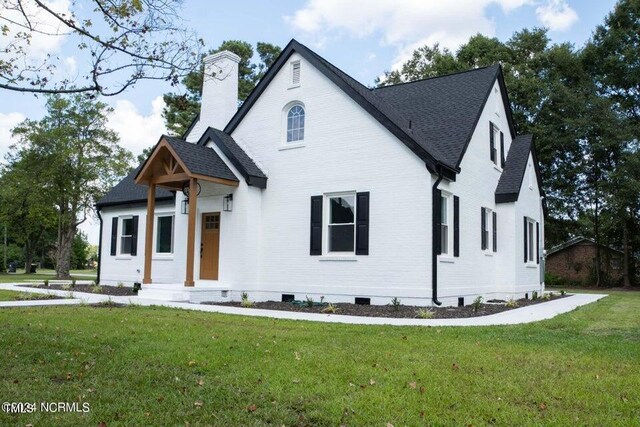 view of front of house featuring a front yard