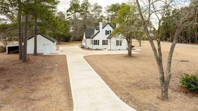 view of yard with an outdoor structure