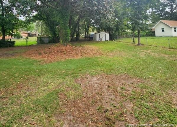 view of yard with a storage shed