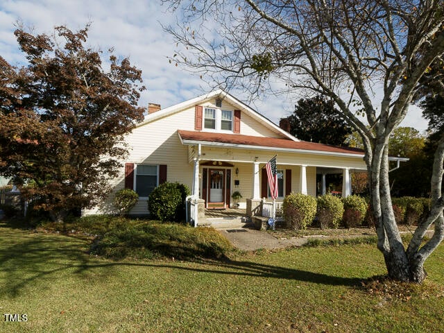 view of front of house with a front lawn and covered porch