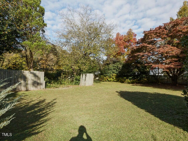 view of yard featuring a storage unit