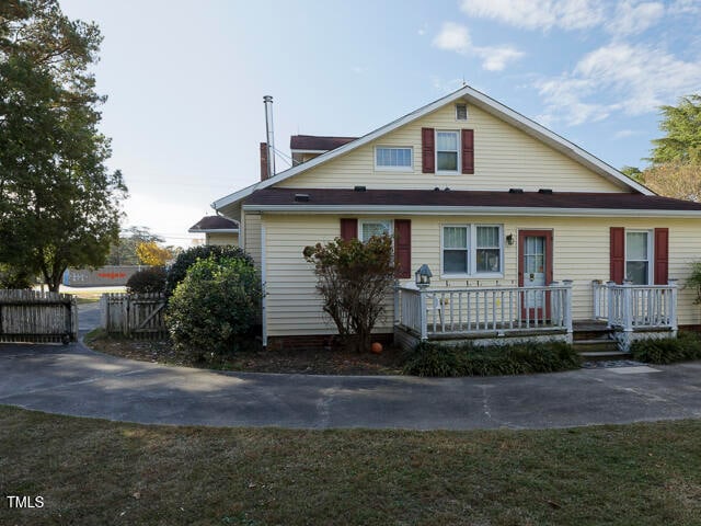 view of front of property featuring a porch