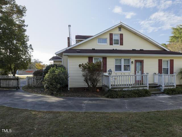 715 E Broad St, Fuquay Varina, NC 27526 - bungalow-style house featuring fence