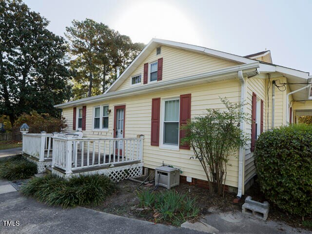 view of front of property featuring a wooden deck