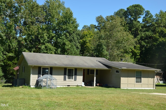 view of front facade featuring a front yard