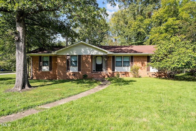 single story home with a front lawn