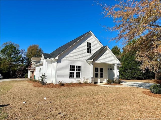 view of front facade with a front yard