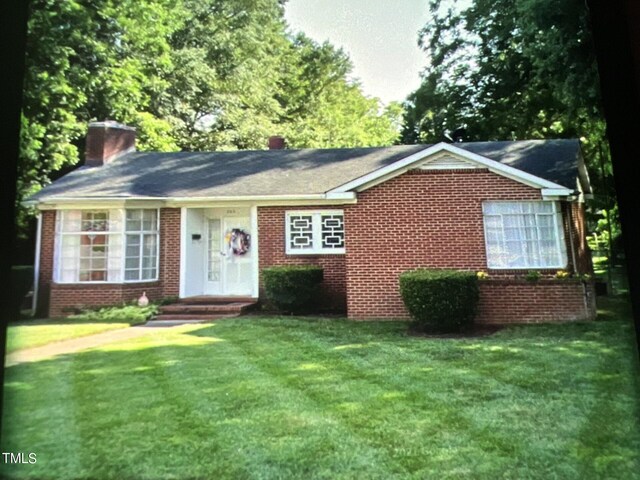 view of front of house featuring a front yard