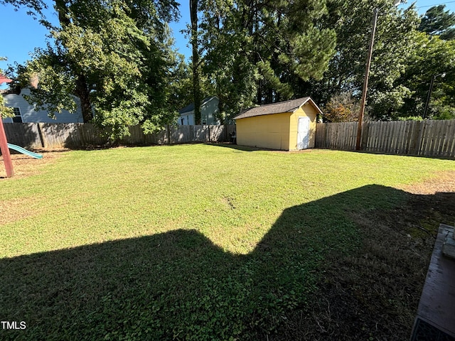 view of yard featuring a storage unit